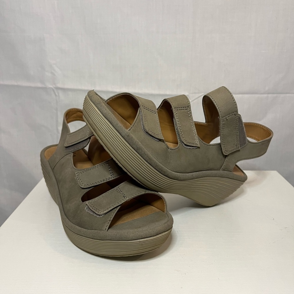 Clarks Cushion 3 Strap Suede Sandals Taupe Size 8M